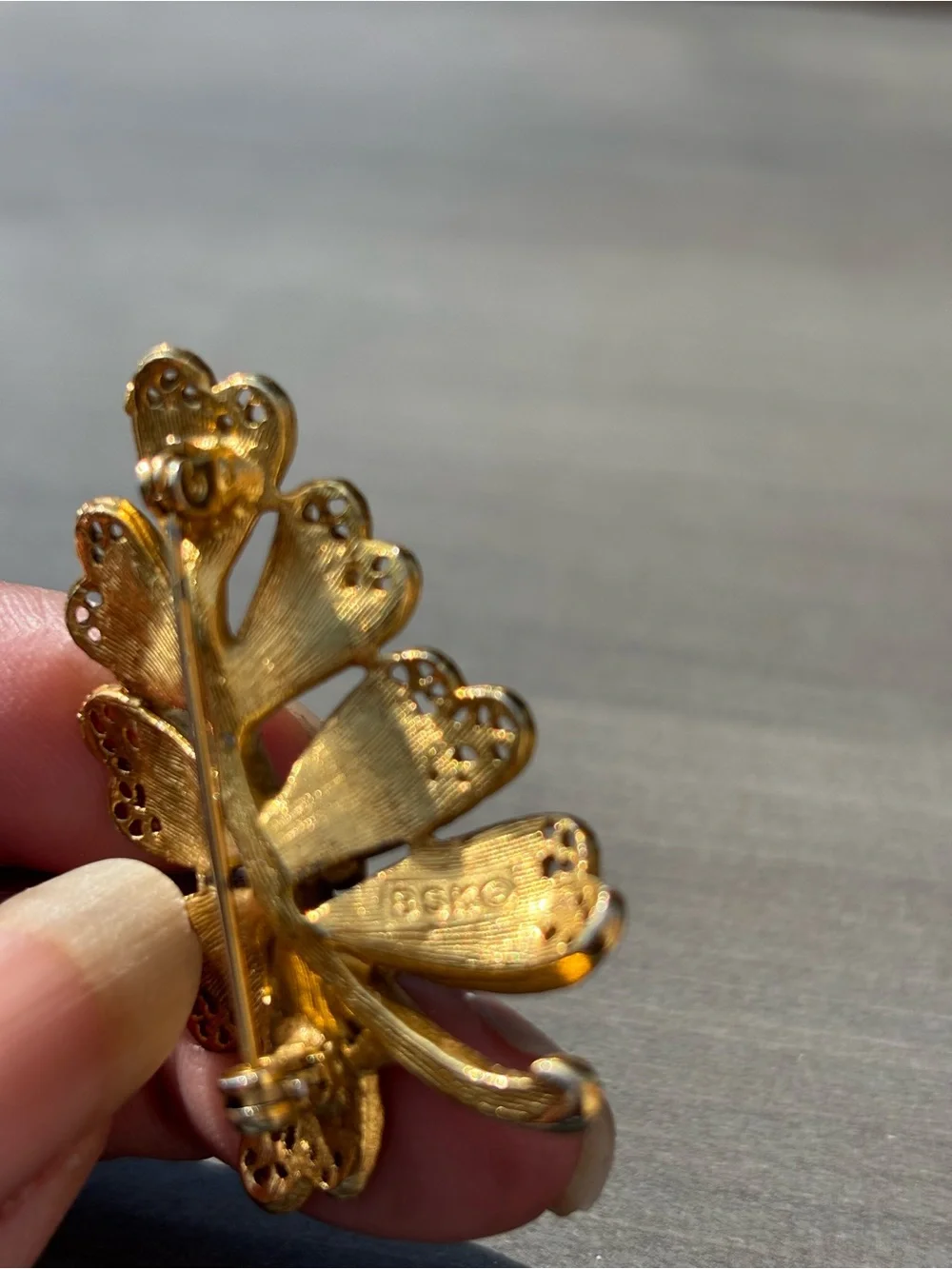 BSK Vintage Signed Gold-Tone Leaf Brooch with White Beaded Detail Green Center